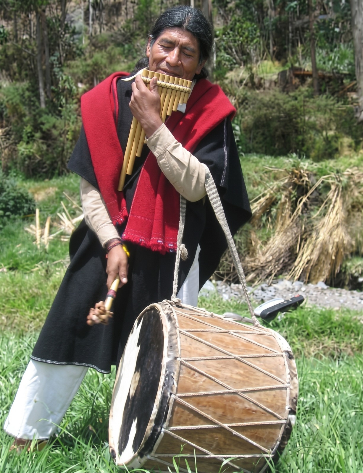 Músico Salasaka con Pingullo y Bombo