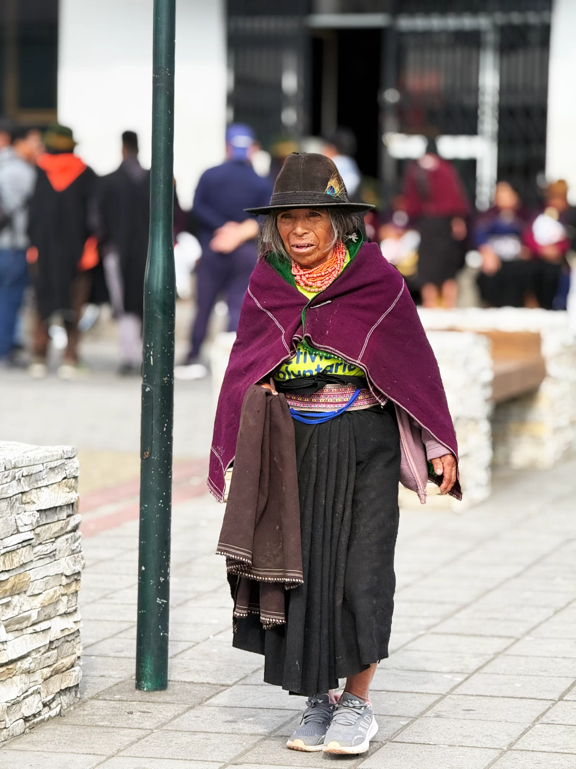 Mujer Salasaca portando Anaco, Bayeta color púrpura, Huascas de coral y sombrero tradicional